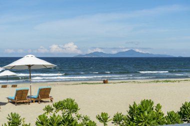 Sahilde, deniz kenarında güzel bir yer relax. 