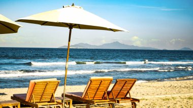 Sandalyeler denize yakın kumlu sahilde. Turizm Tatil ve tatil kavramı. Vietnam., Danang güzel beach.