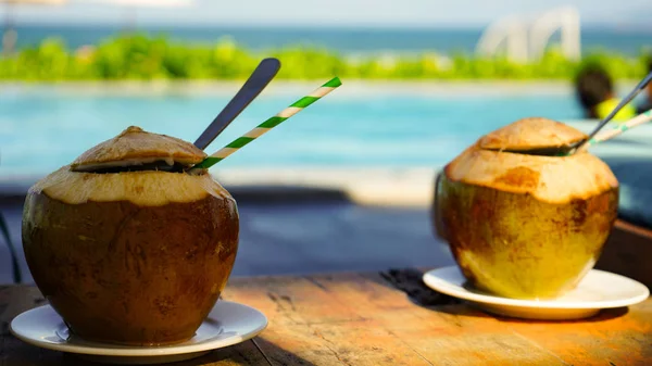 Dva Kokosové Nápoje Tropické Pláži Resort Vietnamu — Stock fotografie