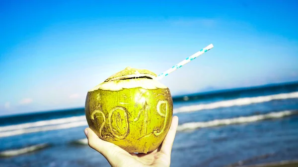 Kokosnuss Mit Stroh Mit Zeichnung 2019 Strand Der Nähe Des — Stockfoto