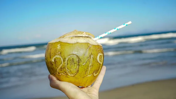 Kokosnuss Mit Stroh Mit Zeichnung 2019 Strand Der Nähe Des — Stockfoto
