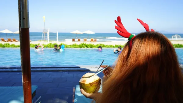 Dziewczyna Nowego Roku Jelenie Rogi Picia Kokos 2019 Rysunek Plaży — Zdjęcie stockowe