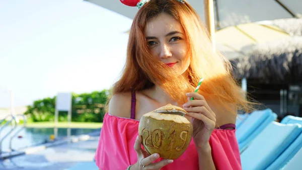 Menina Com Chifres Veado Ano Novo Bebendo Coco Com 2019 — Fotografia de Stock