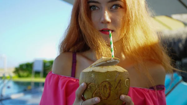 Mädchen Mit Neujahrshörnern Trinkt Kokosnuss Mit Zeichnung 2019 Strand — Stockfoto