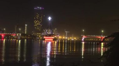 Han Nehri Köprüsü Danang içinde farklı renkler ile akşam ligtining açıyor. Vietnam