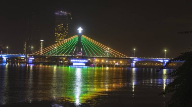 Han Nehri Köprüsü Danang içinde farklı renkler ile akşam ligtining açıyor. Vietnam
