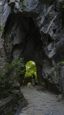 Da Nang, şehir, orman ve deniz, seyahat kavramı bakış açısı çekici mermer dağlarında güzel gün batımı.