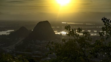 Da Nang, şehir, orman ve deniz, seyahat kavramı bakış açısı çekici mermer dağlarında güzel gün batımı.