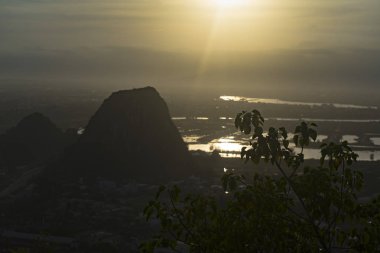 Da Nang, şehir, orman ve deniz, seyahat kavramı bakış açısı çekici mermer dağlarında güzel gün batımı.