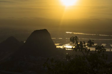 Da Nang, şehir, orman ve deniz, seyahat kavramı bakış açısı çekici mermer dağlarında güzel gün batımı.