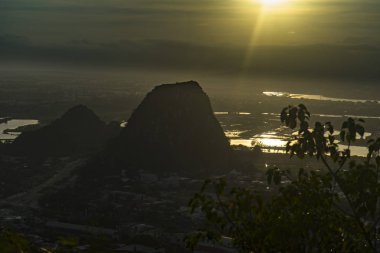 Da Nang, şehir, orman ve deniz, seyahat kavramı bakış açısı çekici mermer dağlarında güzel gün batımı.