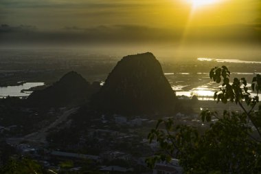 Da Nang, şehir, orman ve deniz, seyahat kavramı bakış açısı çekici mermer dağlarında güzel gün batımı.