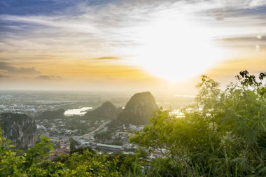 Da Nang, şehir, orman ve deniz, seyahat kavramı bakış açısı çekici mermer dağlarında güzel gün batımı.