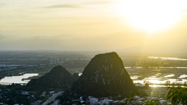 Da Nang, şehir, orman ve deniz, seyahat kavramı bakış açısı çekici mermer dağlarında güzel gün batımı.