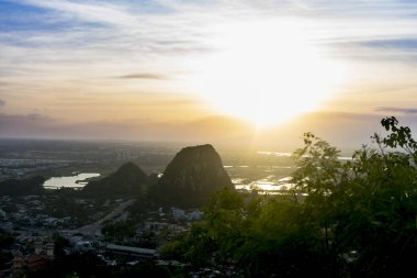 Da Nang, şehir, orman ve deniz, seyahat kavramı bakış açısı çekici mermer dağlarında güzel gün batımı.