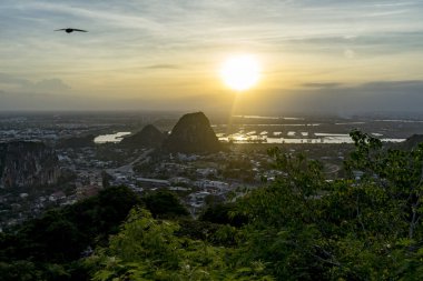 Da Nang, şehir, orman ve deniz, seyahat kavramı bakış açısı çekici mermer dağlarında güzel gün batımı.