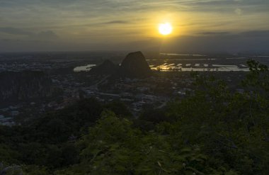 Da Nang, şehir, orman ve deniz, seyahat kavramı bakış açısı çekici mermer dağlarında güzel gün batımı.