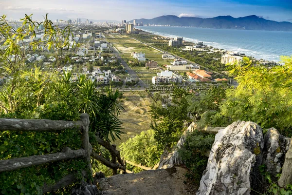 Da Nang, şehir, orman ve deniz, seyahat kavramı bakış açısı çekici mermer dağlarında güzel gün batımı.