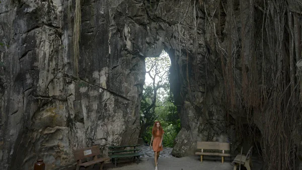 Menina Viagem Com Cabelo Vermelho Está Viajando Marble Mountains Ficar — Fotografia de Stock