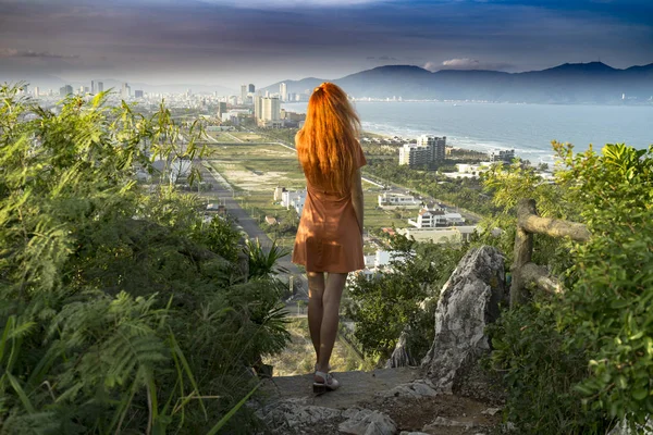 Kızıl Saçlı Kızla Seyahat Üstte Kalan Mermer Dağlarında Seyahat Ediyor — Stok fotoğraf