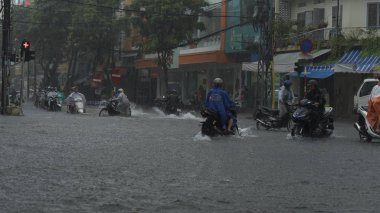 Da Nang city, Vietnam-9 Aralık/2018, biz şehir yağmur sezonunda çok sel su trafikte, ed arabalar, Vietnam ve şiddetli yağmur tayfun taşkın