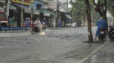 Da Nang city, Vietnam-9 Aralık/2018, biz şehir yağmur sezonunda çok sel su trafikte, ed arabalar, Vietnam ve şiddetli yağmur tayfun taşkın