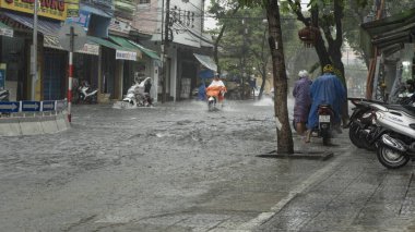 Da Nang city, Vietnam-9 Aralık/2018, biz şehir yağmur sezonunda çok sel su trafikte, ed arabalar, Vietnam ve şiddetli yağmur tayfun taşkın