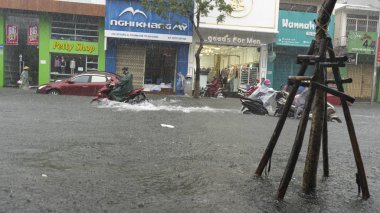 Da Nang city, Vietnam-9 Aralık/2018, biz şehir yağmur sezonunda çok sel su trafikte, ed arabalar, Vietnam ve şiddetli yağmur tayfun taşkın