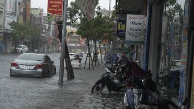 Da Nang city, Vietnam-9 Aralık/2018, biz şehir yağmur sezonunda çok sel su trafikte, ed arabalar, Vietnam ve şiddetli yağmur tayfun taşkın