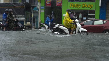 Da Nang city, Vietnam-9 Aralık/2018, biz şehir yağmur sezonunda çok sel su trafikte, ed arabalar, Vietnam ve şiddetli yağmur tayfun taşkın
