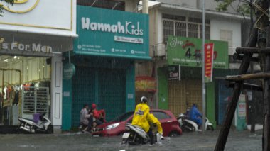 Da Nang city, Vietnam-9 Aralık/2018, biz şehir yağmur sezonunda çok sel su trafikte, ed arabalar, Vietnam ve şiddetli yağmur tayfun taşkın