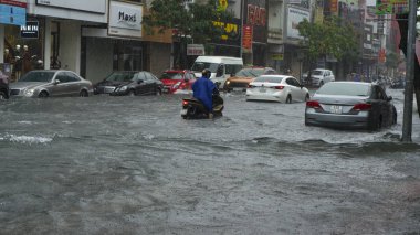 Da Nang city, Vietnam-9 Aralık/2018, biz şehir yağmur sezonunda çok sel su trafikte, ed arabalar, Vietnam ve şiddetli yağmur tayfun taşkın
