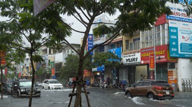 Da Nang city, Vietnam-9 Aralık/2018, biz şehir yağmur sezonunda çok sel su trafikte, ed arabalar, Vietnam ve şiddetli yağmur tayfun taşkın