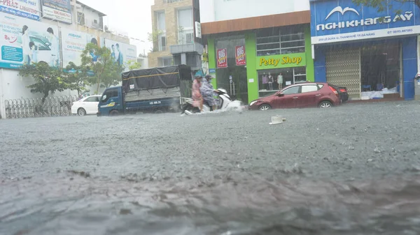 ダナン市 ベトナム 2018 年に市はたくさん氾濫雨のシーズンでは トラフィックの水 ベトナムで大雨台風の洪水 — ストック写真
