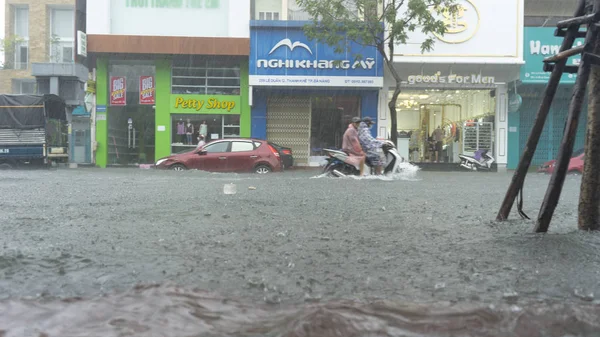 ダナン市 ベトナム 2018 年に市はたくさん氾濫雨のシーズンでは トラフィックの水 ベトナムで大雨台風の洪水 — ストック写真