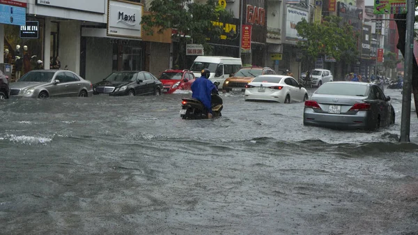 Da Nang city, Vietnam-9 Aralık/2018, biz şehir yağmur sezonunda çok sel su trafikte, ed arabalar, Vietnam ve şiddetli yağmur tayfun taşkın