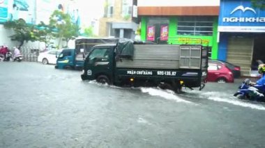 Da Nang city, Vietnam-9 Aralık/2018, biz şehir yağmur sezonunda çok sel su trafikte, ed arabalar, Vietnam ve şiddetli yağmur tayfun taşkın