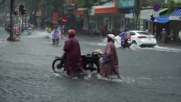越南大港市 2018年12月9日 城市在雨季泛滥 交通中积水 汽车泛滥 台风越南和大雨 — 图库视频影像