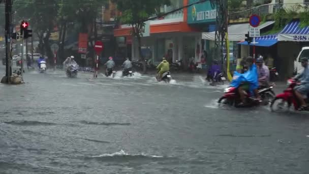 ダナン市 ベトナム 2018 年に市はたくさん氾濫雨のシーズンでは トラフィックの水 ベトナムで大雨台風の洪水 — ストック動画