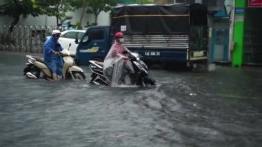 Da Nang city, Vietnam-9 Aralık/2018, biz şehir yağmur sezonunda çok sel su trafikte, ed arabalar, Vietnam ve şiddetli yağmur tayfun taşkın