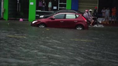 Da Nang city, Vietnam-9 Aralık/2018, biz şehir yağmur sezonunda çok sel su trafikte, ed arabalar, Vietnam ve şiddetli yağmur tayfun taşkın