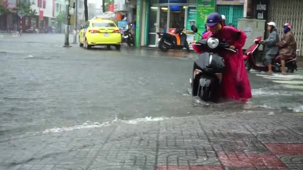ダナン市 ベトナム 2018 年に市はたくさん氾濫雨のシーズンでは トラフィックの水 ベトナムで大雨台風の洪水 — ストック動画