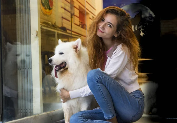 Mädchen Mit Einem Großen Flauschigen Weißen Hund Umarmt Und Spielt — Stockfoto