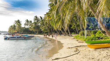Phu Quoc Adası birçok avuç içi, kayalar ve beyaz kum, seyahat kavramı beutiful Vietnamca kumsalda