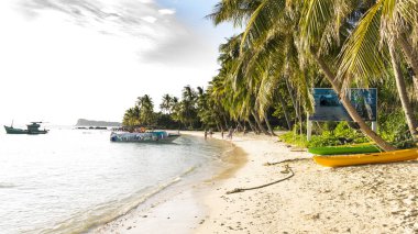 Phu Quoc Adası birçok avuç içi, kayalar ve beyaz kum, seyahat kavramı beutiful Vietnamca kumsalda
