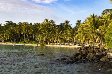 Phu Quoc Adası birçok avuç içi, kayalar ve beyaz kum, seyahat kavramı beutiful Vietnamca kumsalda