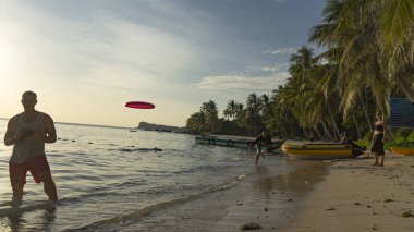 Gün batımı beğenilen Pho quoc Adası güzel manzaralı, insanlar silhouttes sahilde deniz kenarında