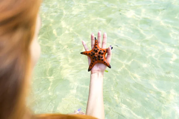 Menina Segurando Estrelas Mar Nas Mãos Biquíni Ilha Phu Quoc — Fotografia de Stock