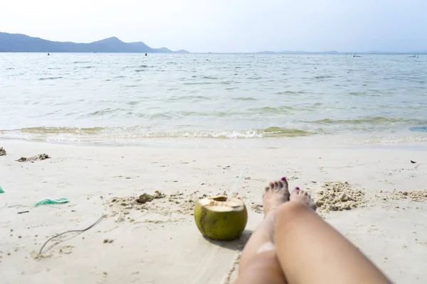 Coco Mão Férias Verão Ilha Phu Quoc Com Coco Pernas — Fotografia de Stock