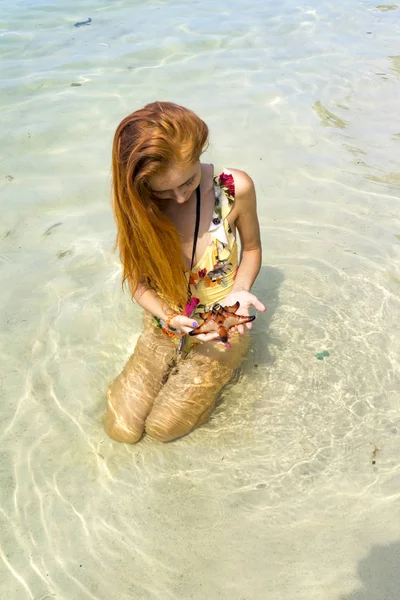 Zrzavé Vlasy Holka Bikinách Držení Kokos Pláži Ostrově Phu Quoc — Stock fotografie